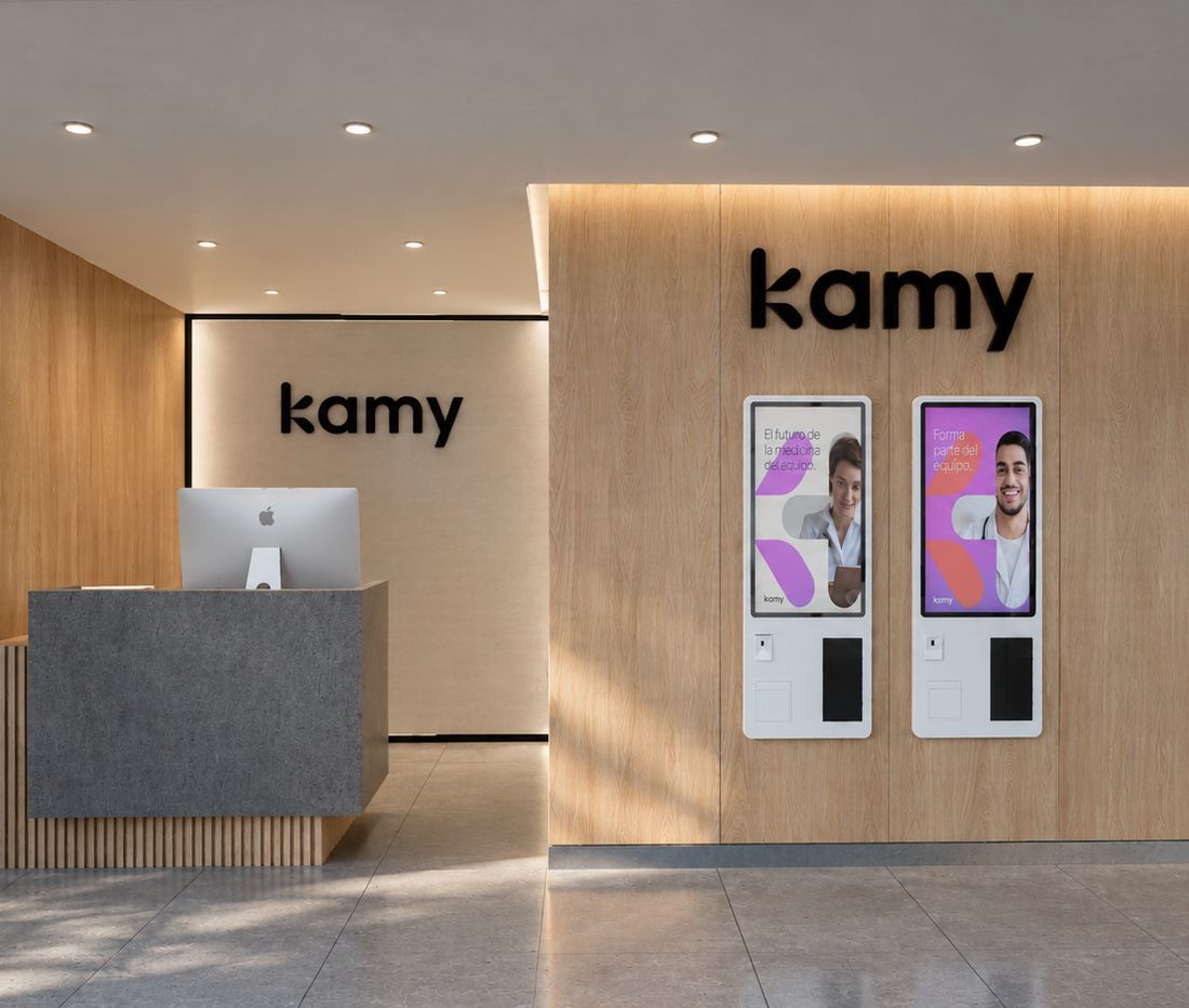 Consultorios Kamy — recepción con identidad de marca