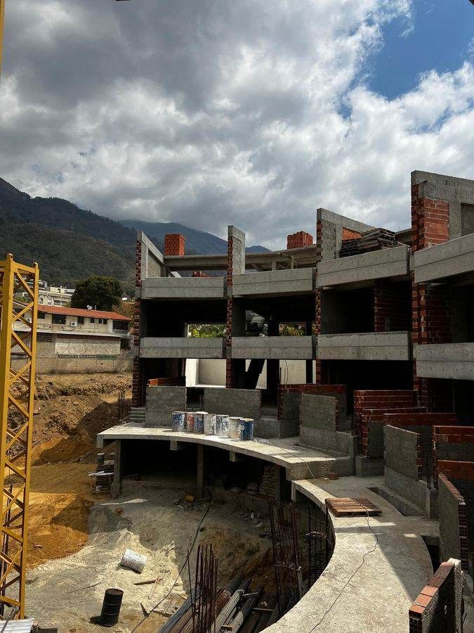 Residencias Q — obra, patio central con grama sintética